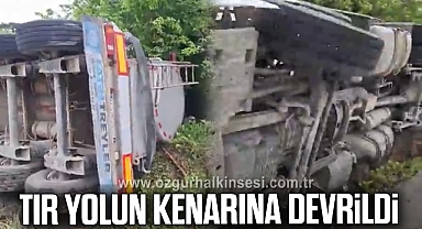 TIR YOLUN KENARINA DEVRİLDİ