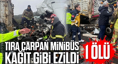 Tıra çarpan minibüs kağıt gibi ezildi: 1 ölü