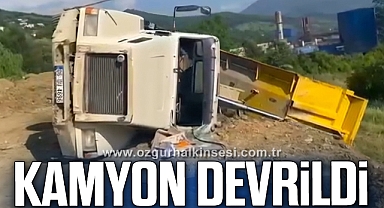 Toprak boşaltan kamyon devrildi