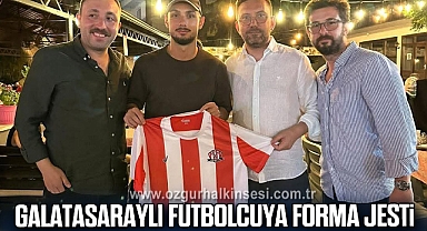 Galatasaraylı Futbolcuya Forma Jesti