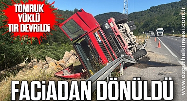 Tomruk yüklü tır devrildi, faciadan dönüldü