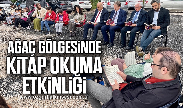 Ağaç gölgesinde kitap okuma etkinliği