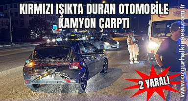 Kırmızı ışıkta duran otomobile kamyon çarptı: 2 yaralı 