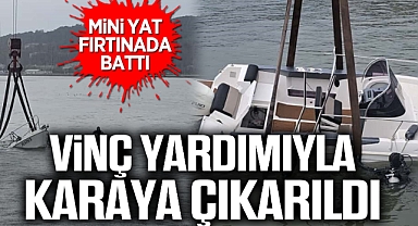 Mini yat fırtınada battı: vinç yardımıyla karaya çıkarıldı