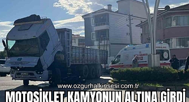 Motosiklet kamyonun altına girdi, sürücü kazayı hafif atlattı
