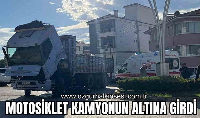Motosiklet kamyonun altına girdi, sürücü kazayı hafif atlattı