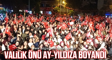 Valilik Önü Ay-Yıldıza Boyandı