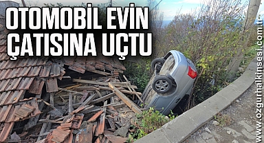 Otomobil evin çatısına uçtu
