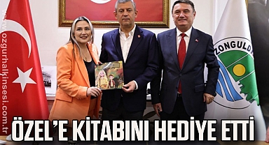 Özel’e Kitabını Hediye Etti