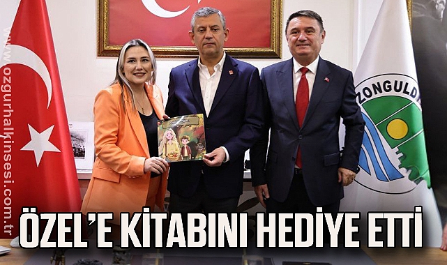 Özel’e Kitabını Hediye Etti