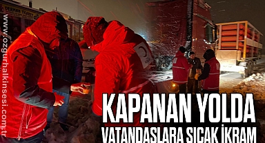 Kapanan Yolda Vatandaşlara Sıcak İkram