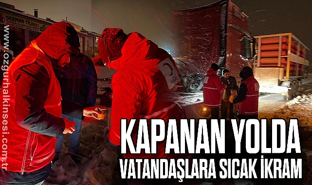 Kapanan Yolda Vatandaşlara Sıcak İkram
