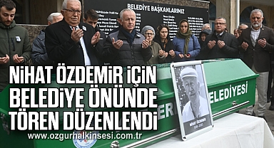 NİHAT ÖZDEMİR İÇİN BELEDİYE ÖNÜNDE TÖREN DÜZENLENDİ