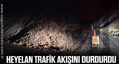 Heyelan trafik akışını durdurdu