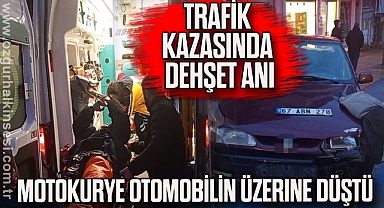 Kazada fırlayan motokurye otomobilin üzerine düştü
