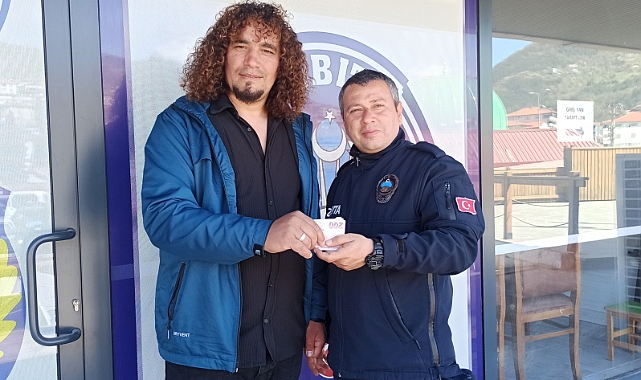 Müzisyen ATM'de unutulan 13 bin 100 lirayı zabıtaya teslim etti