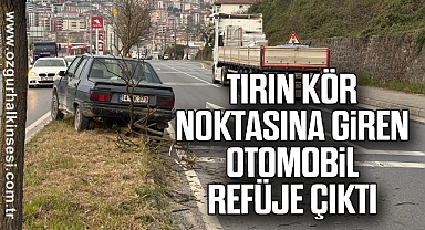 Tırın kör noktasına giren otomobil refüje çıktı