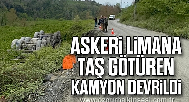 Askeri limana taş götüren kamyon devrildi