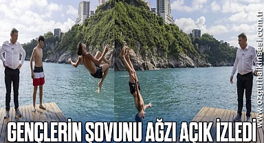 GENÇLERİN ŞOVUNU AĞZI AÇIK İZLEDİ
