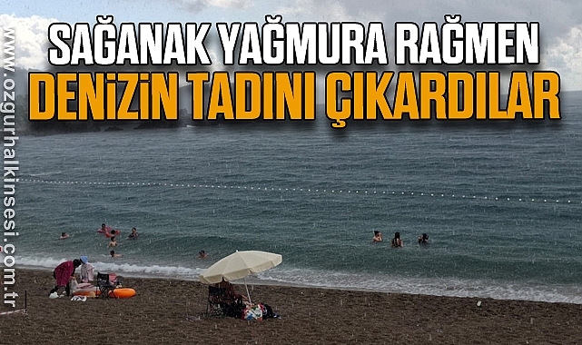 Sağanak Yağmura Rağmen Denizin Tadını Çıkardılar